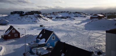 Hotel Sisimiut med udsigt over vinterens sne