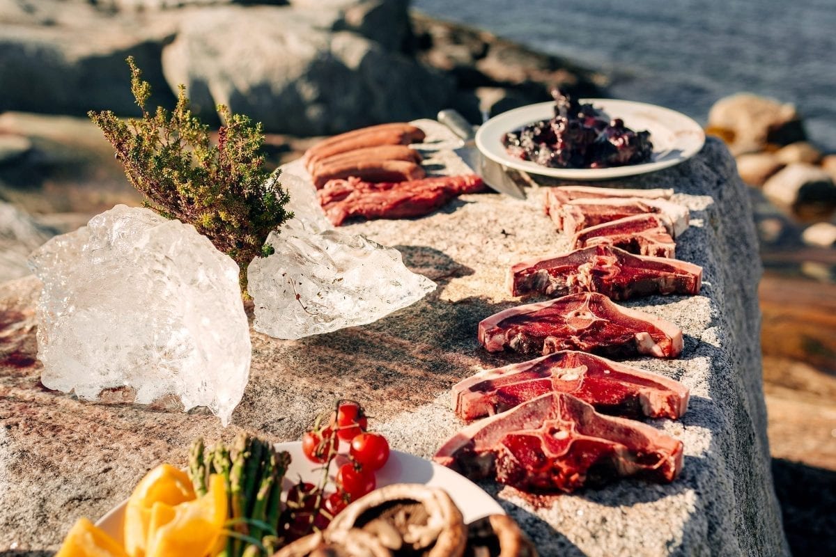 Et udvalg af kød er ved at blive forberedt på sten i Nuuk i Grønland - Fotograf: