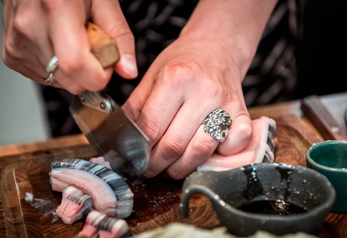 Mattak skæres ud med en Ulu, en traditionel kvindekniv - Fotograf: