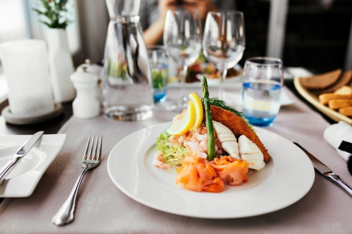 Grønlandsk fiskeret serveret på restaurant Sarfalik i Nuuk - Fotograf: Rebecca Gustafsson, Visit Greenland