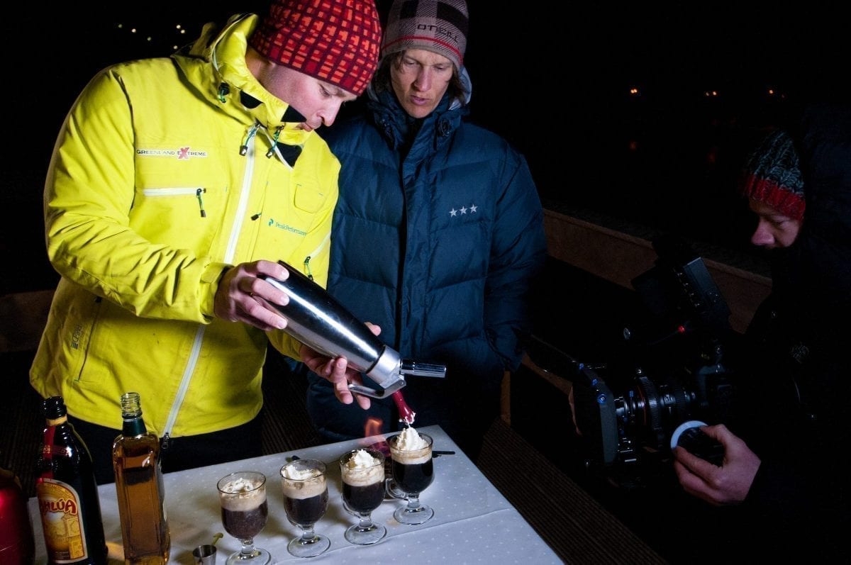 Grønlandsk kaffe er en specialitet, som mange nyder. Her ses det lavet på hotel Maniitsoq - Fotograf: