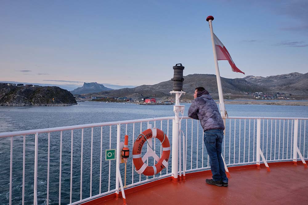 Foto: passenger-watching-sermitsiaq-mountain-disappear-as-sarfaq-ittuk-sails-away-from-nuuk Passenger Watching Sermitsiaq Mountain Disappear As Sarfaq Ittuk Sails Away From Nuuk